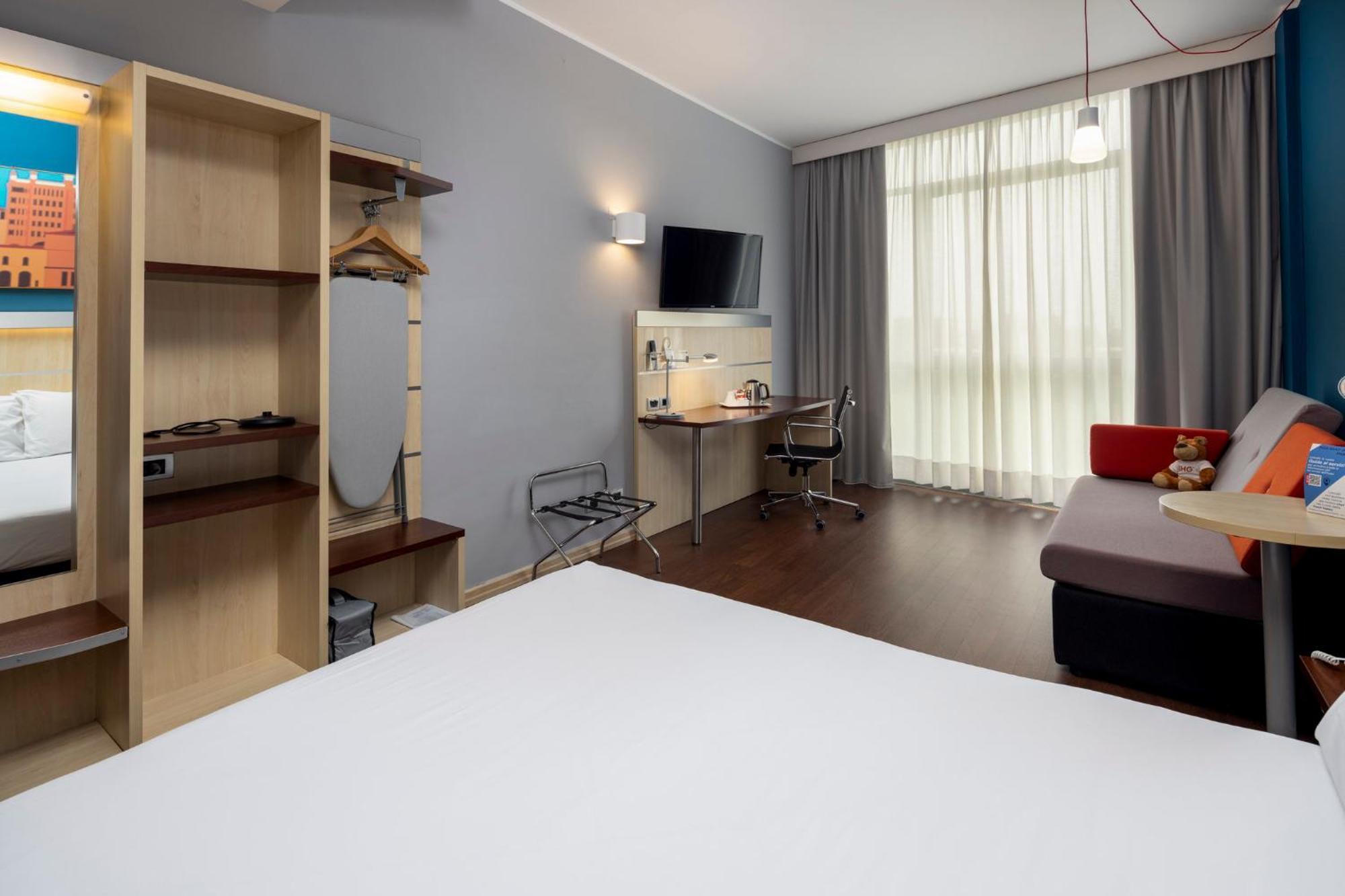 Holiday Inn Express Parma By Ihg Esterno foto