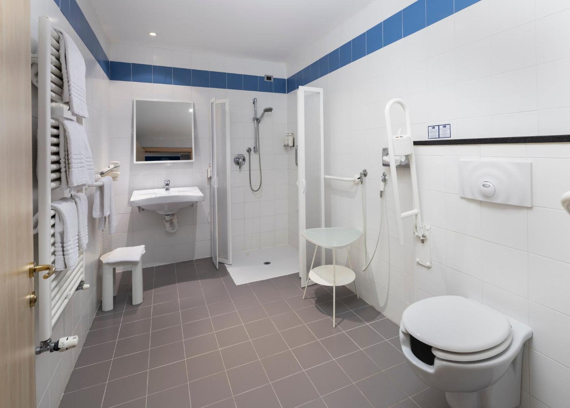 Holiday Inn Express Parma By Ihg Esterno foto