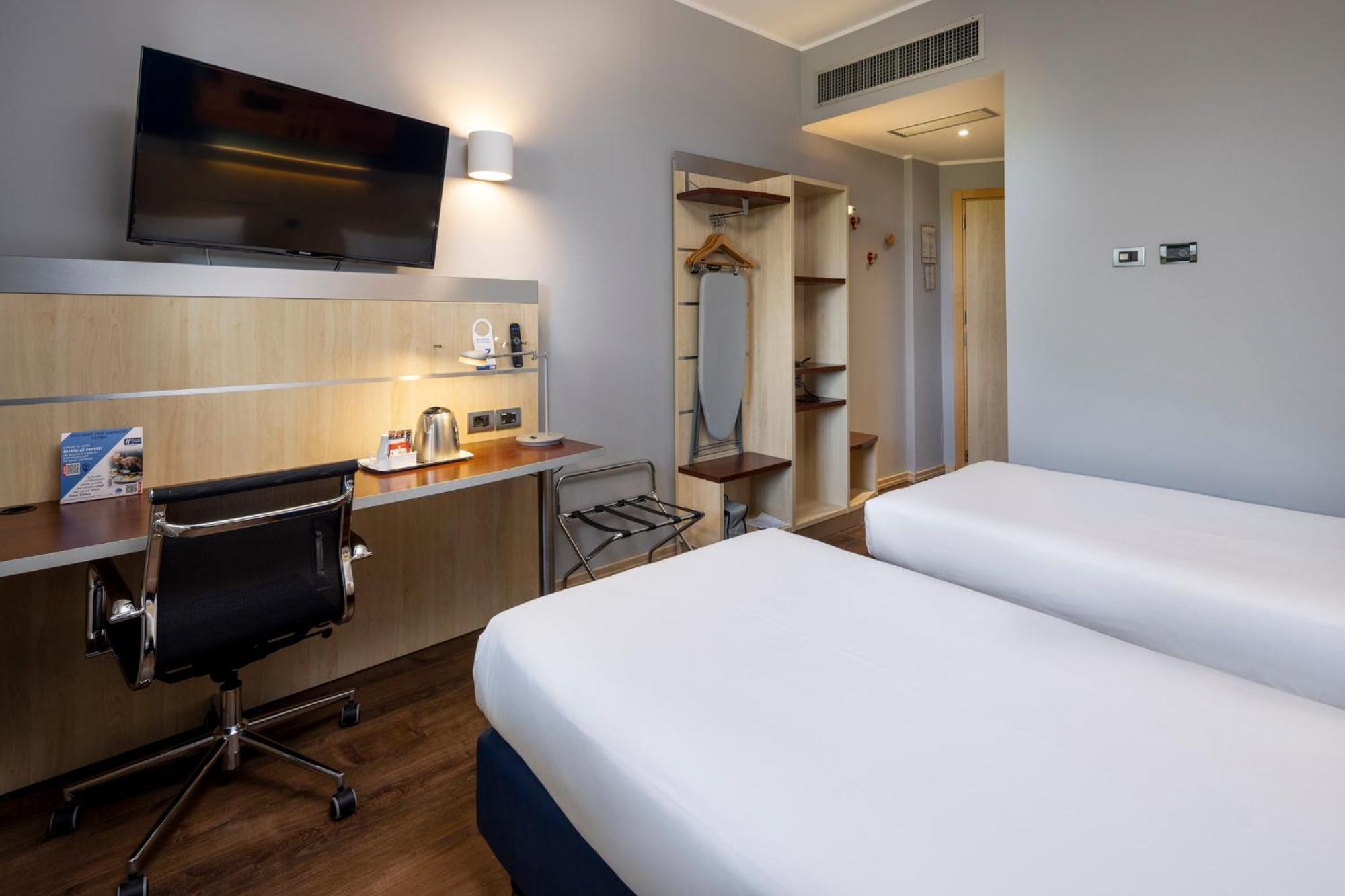 Holiday Inn Express Parma By Ihg Esterno foto