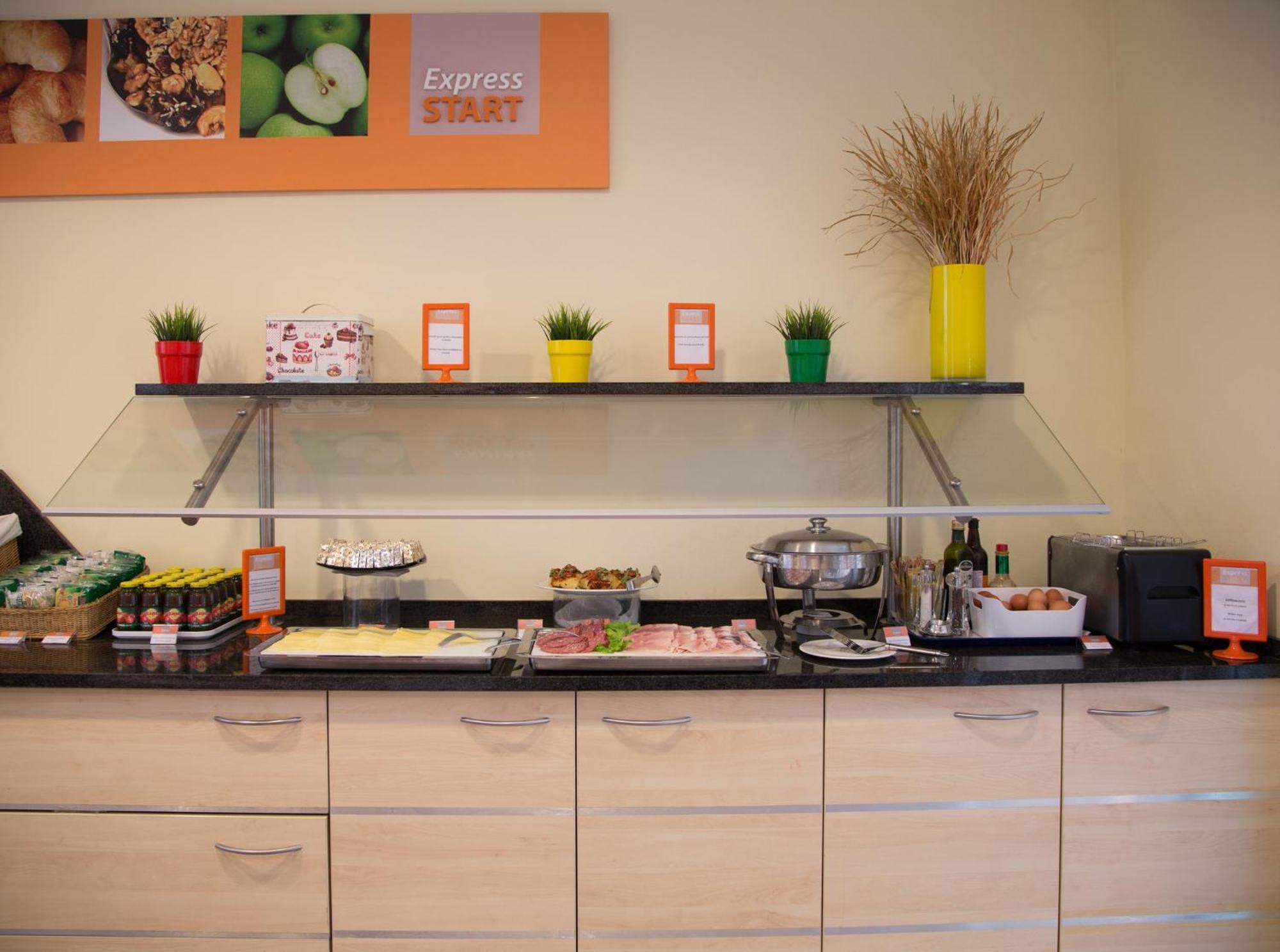 Holiday Inn Express Parma By Ihg Esterno foto