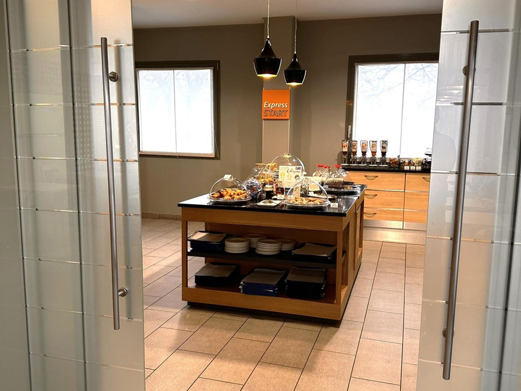 Holiday Inn Express Parma By Ihg Esterno foto