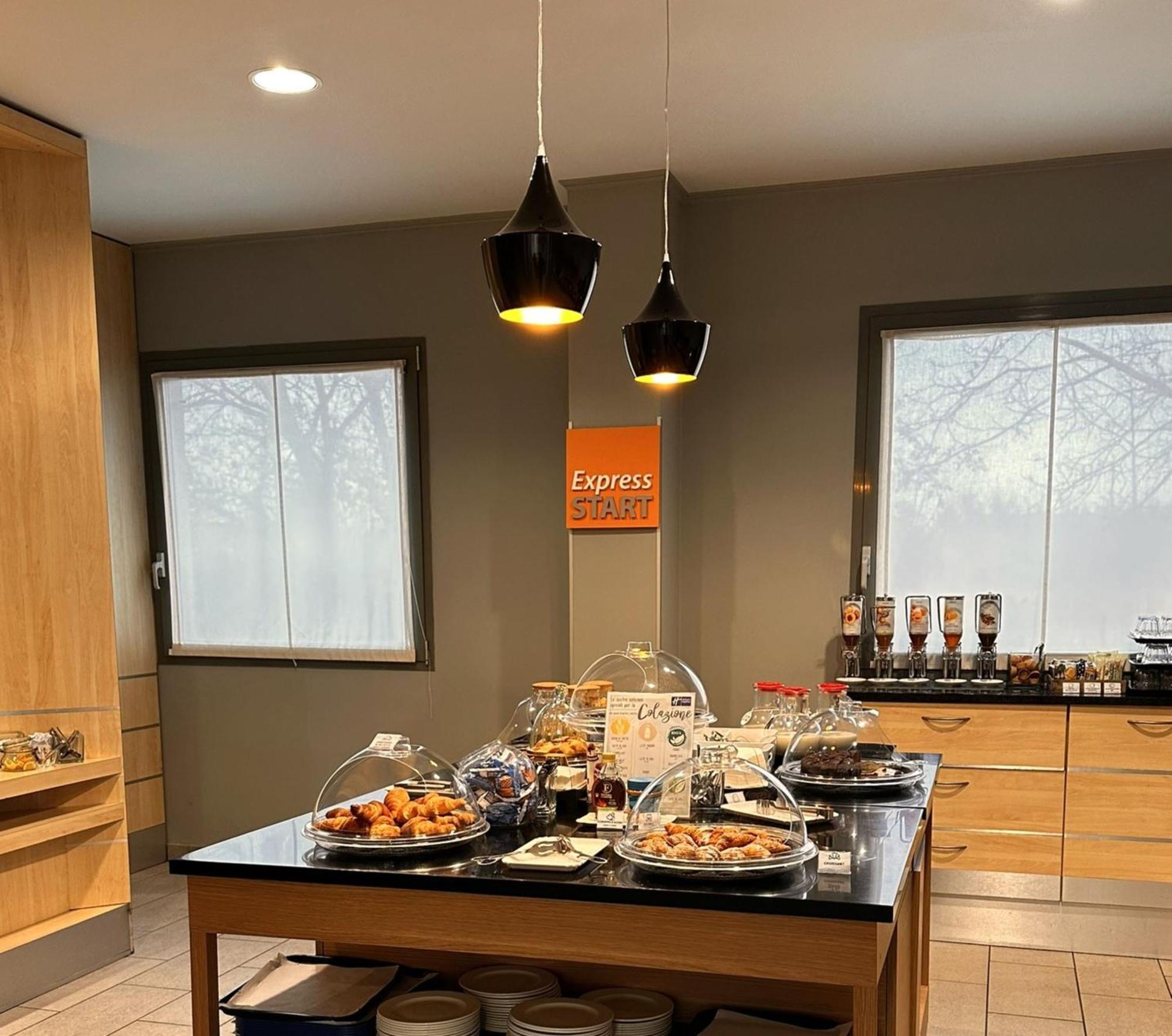 Holiday Inn Express Parma By Ihg Esterno foto