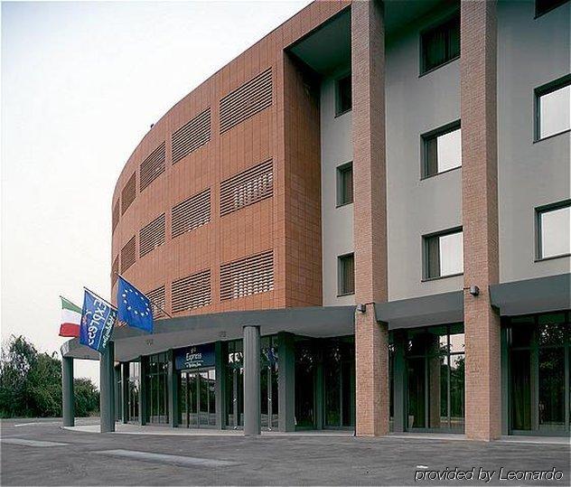Holiday Inn Express Parma By Ihg Esterno foto
