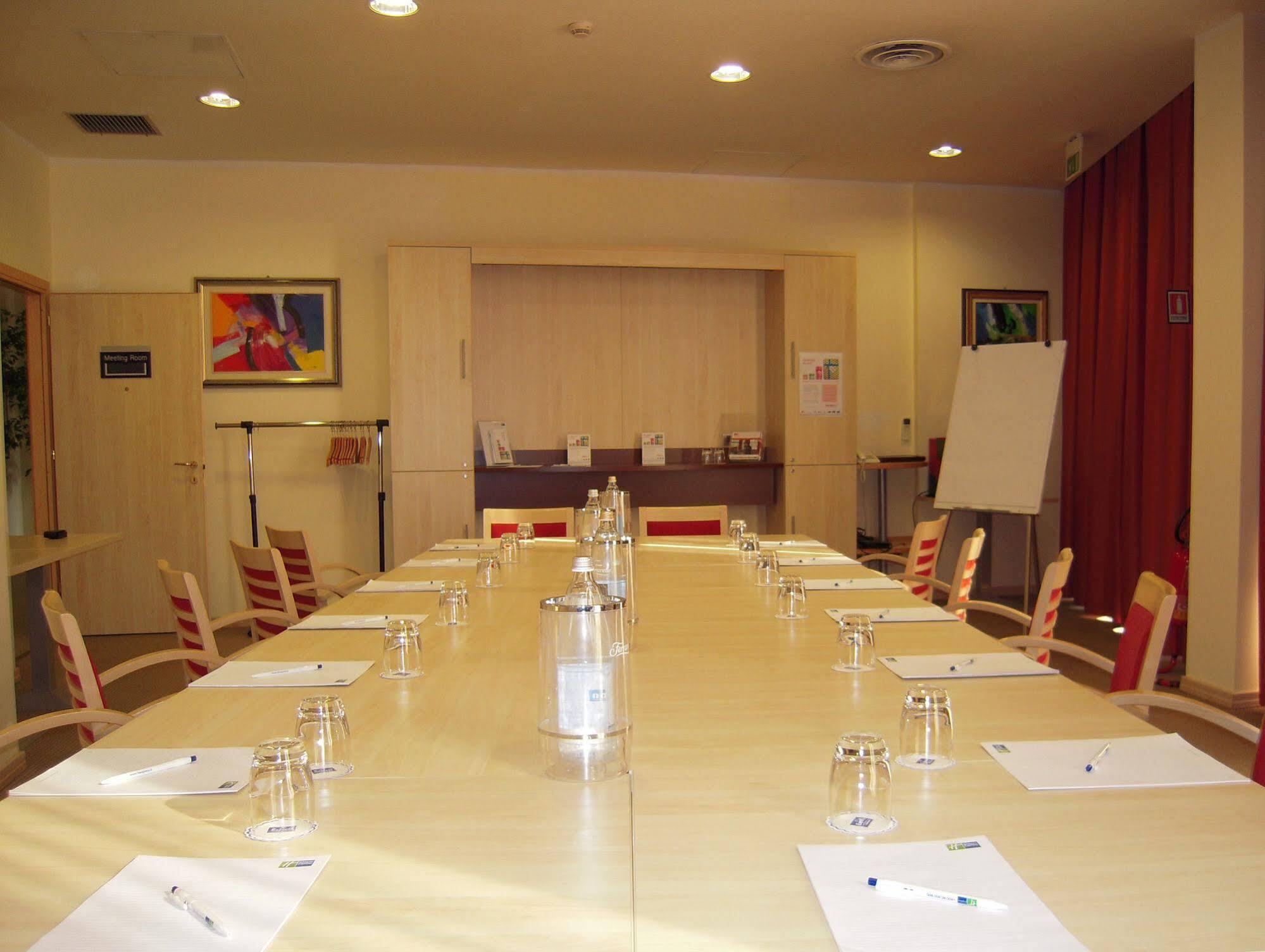 Holiday Inn Express Parma By Ihg Esterno foto